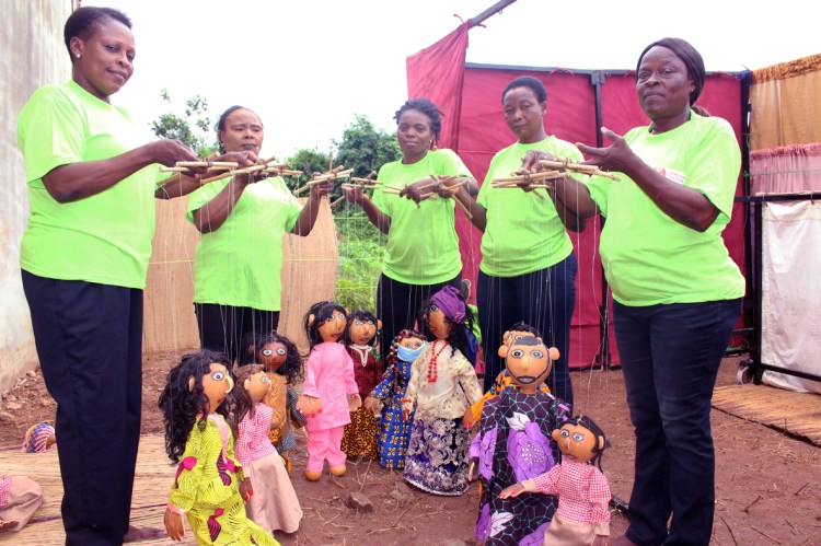 Projet Théâtre dans les rues : les femmes marionnettistes sensibilisent les communautés contre la Covid19 et les&nbsp;VBG